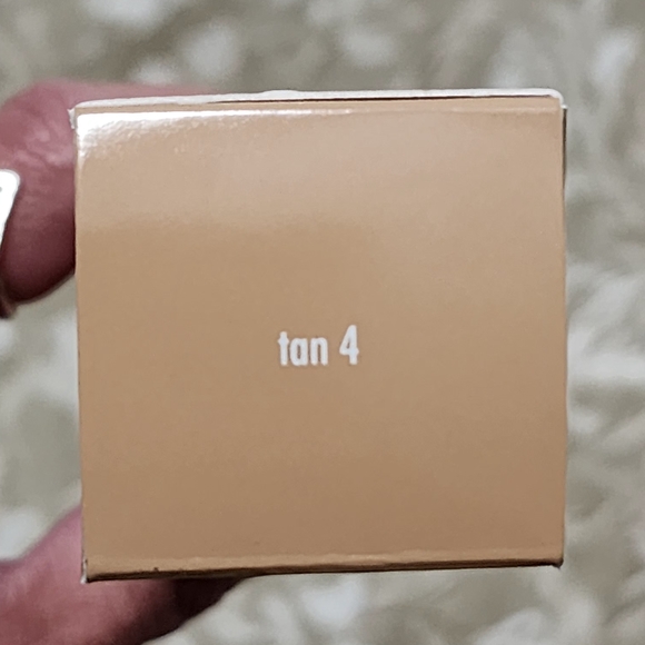 Stila Hide & Chic Foundation - Picture 7 of 7